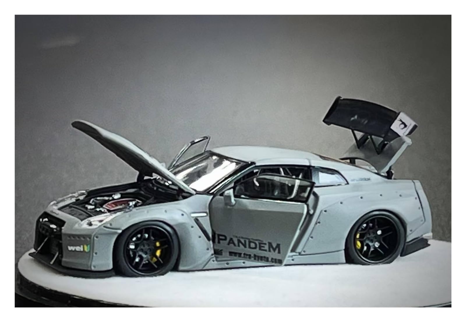 Metallo Scala Replica 1 64 Per La Collezione Di Modelli Auto In Lega Nissan GTR R35 Rocket Bunny Wide Body Combat Gray Hobby Veicoli Giochi Set