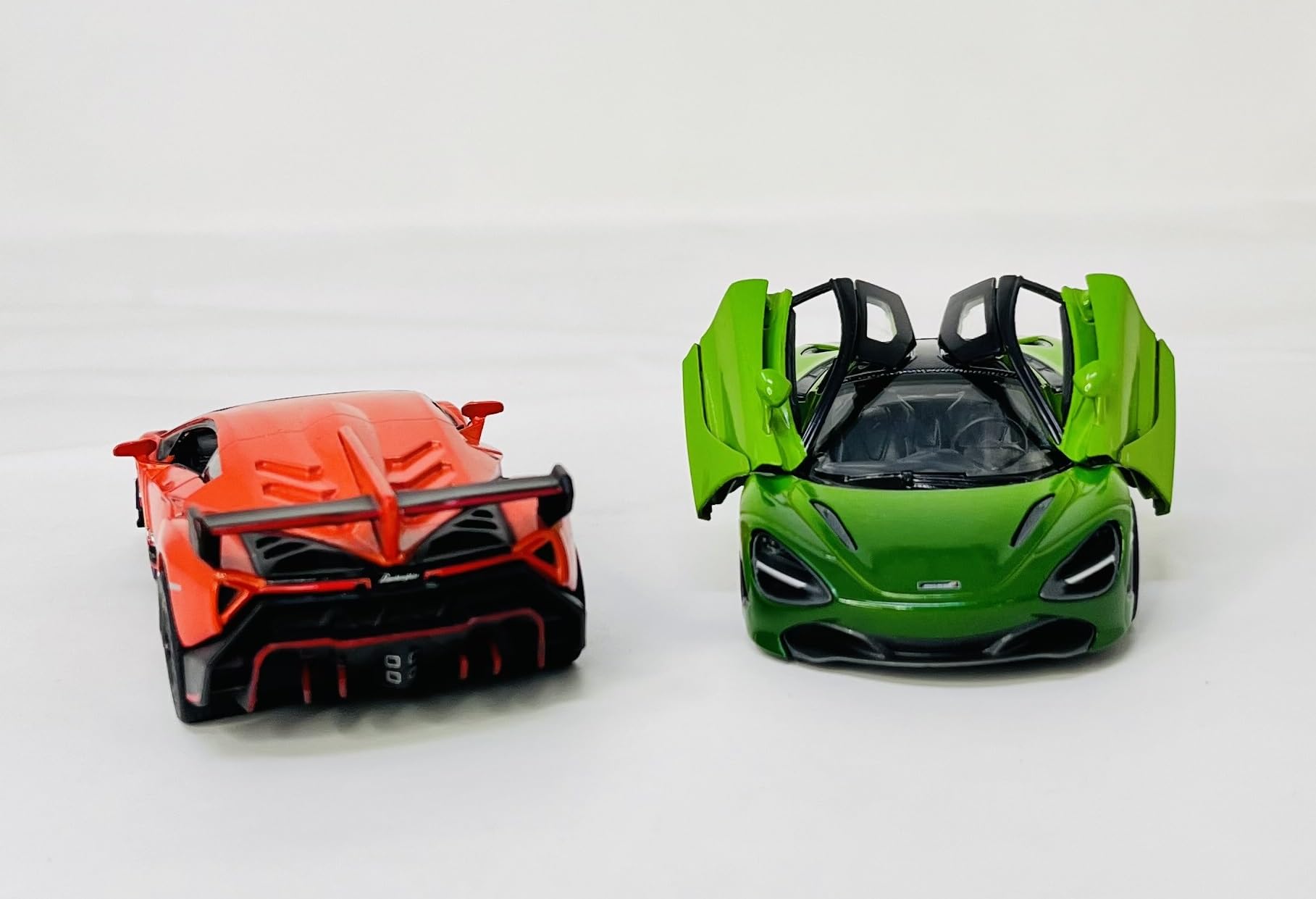 Kinsmart McLaren 720S KT5408 and Lemborghini Veneno KT5367 (Colour May Vary)