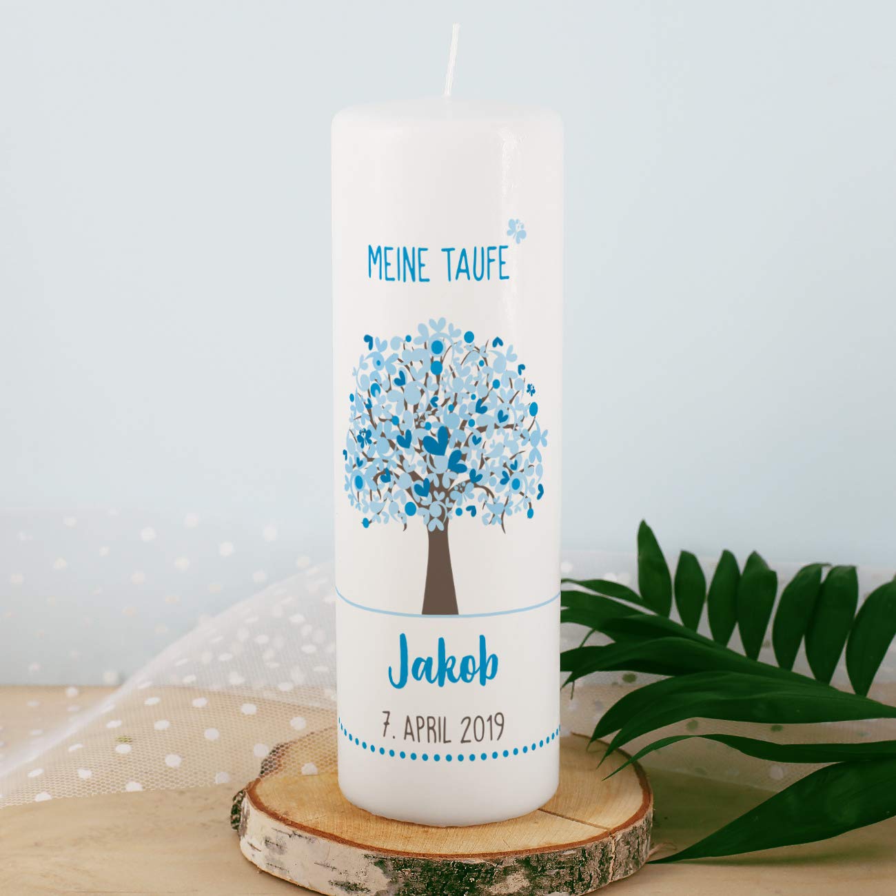 Striefchen® Taufkerze 250/80 mm mit Lebensbaum und Aufdruck des Namen und Datum sowie Taufspruch Weiß - Blau