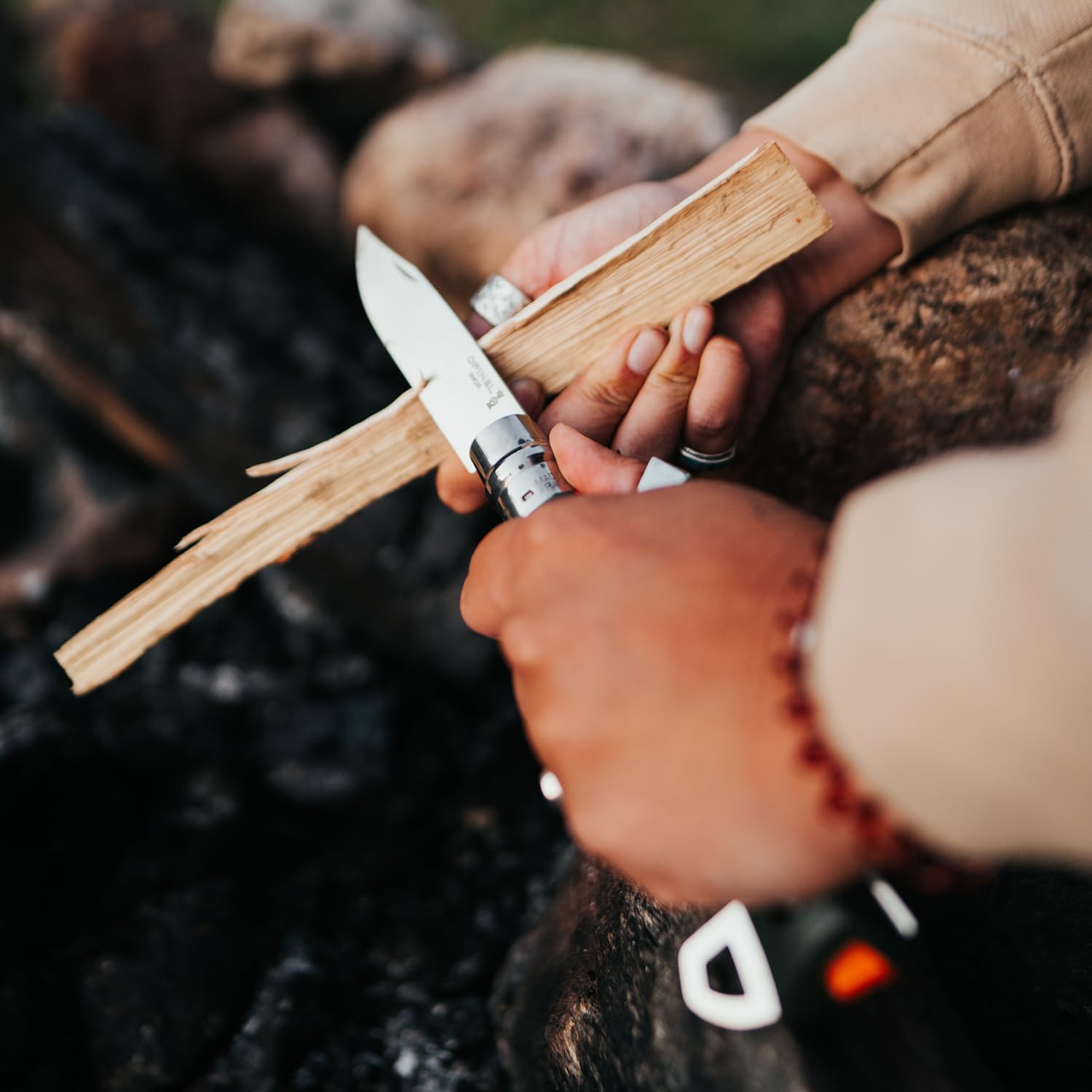Opinel - N°12 Cuchillo Quitatizas Explore Naranja - Hoja de 10 cm de Acero Inoxidable, Mango de Polímero y Fibra de Vidrio, Silbato de 110dB, Alcance de 300m - Fabricación Francesa