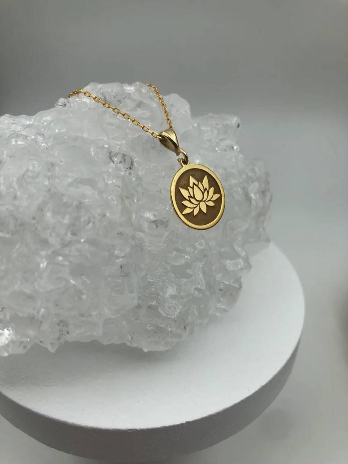 LKBEADS Collana in argento sterling 925 da 22 mm | catena da 18 pollici | ciondolo con fiore di loto inciso, piccolo, delicato, per yoga e meditazione da donna | placcatura in oro | L_01810