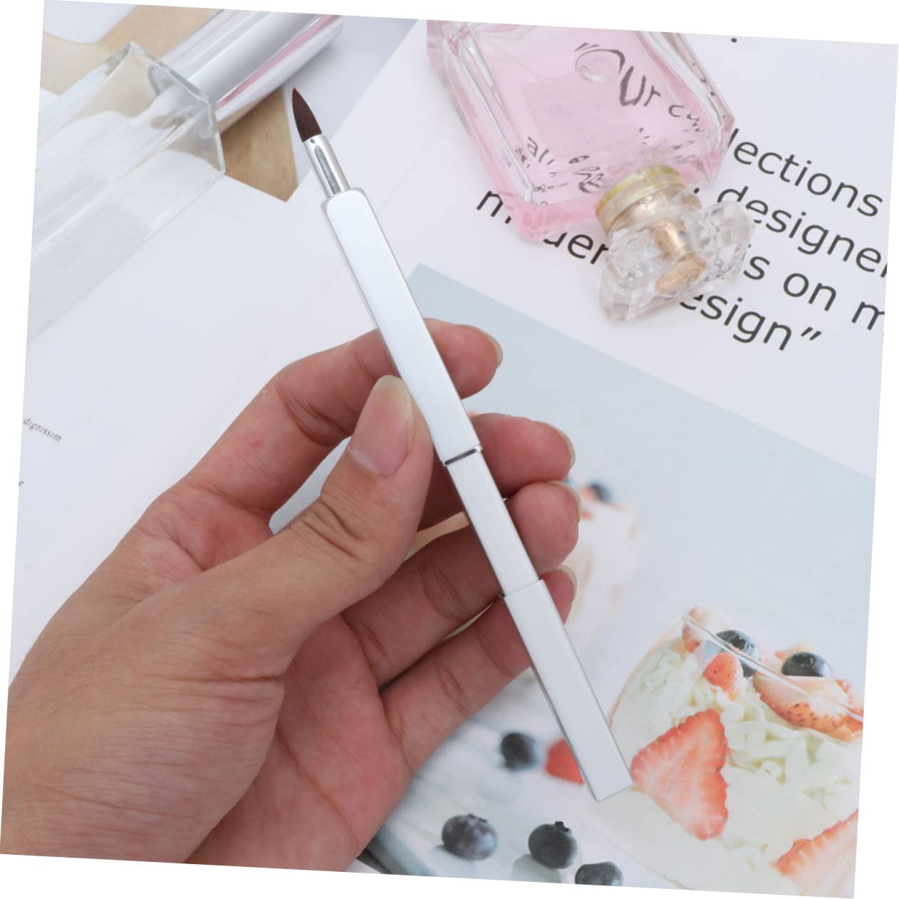 Mikinona 3pcs Synthetic Makeup Brush Set Portable Lip Brush Retractable Lipstick Applicator Professional Beauty Salon