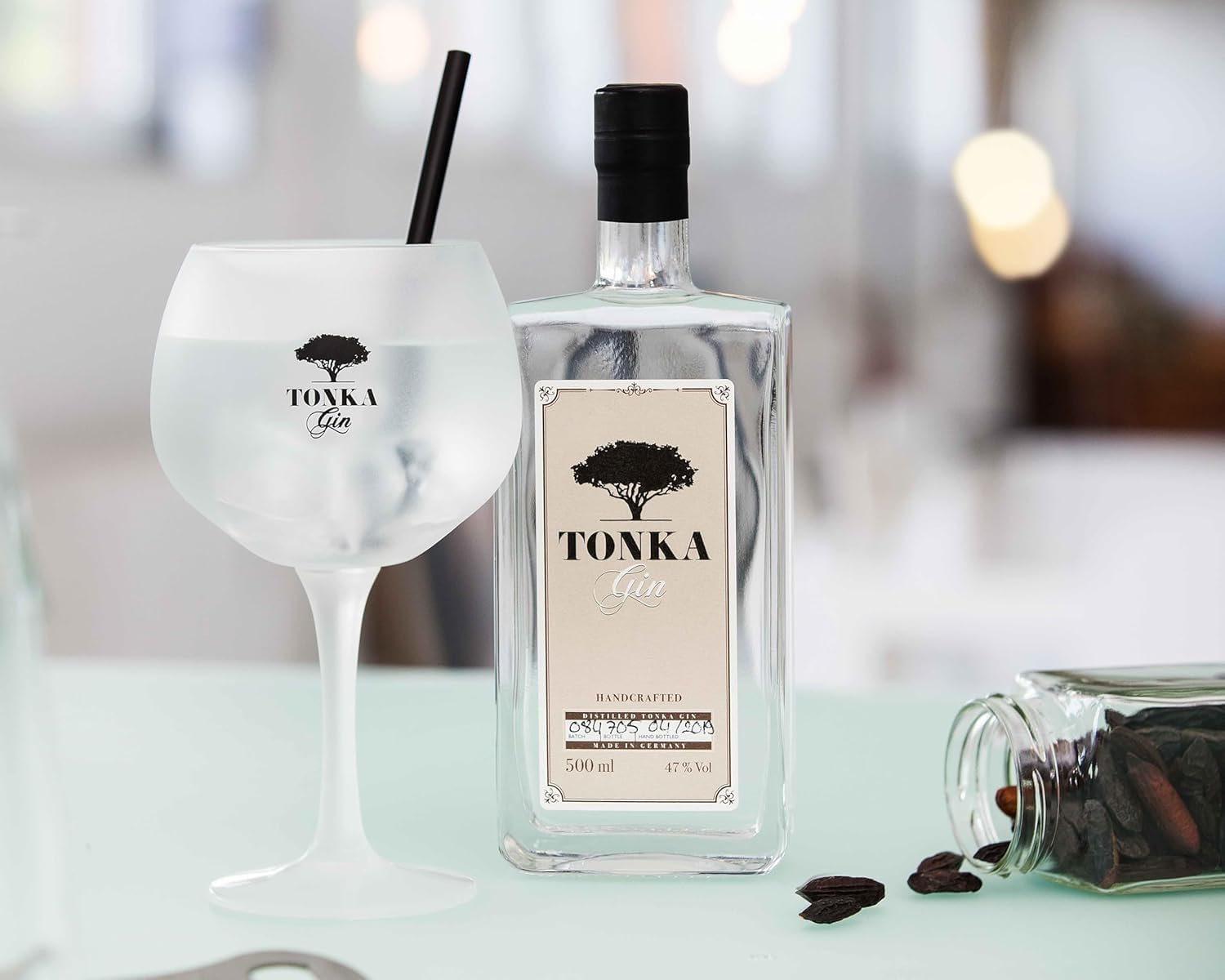 Tonka Gin Handcrafted I 500 ml I 47% vol. I Noten von Vanille Bittermandelöl und würziger Heublume I Vegan