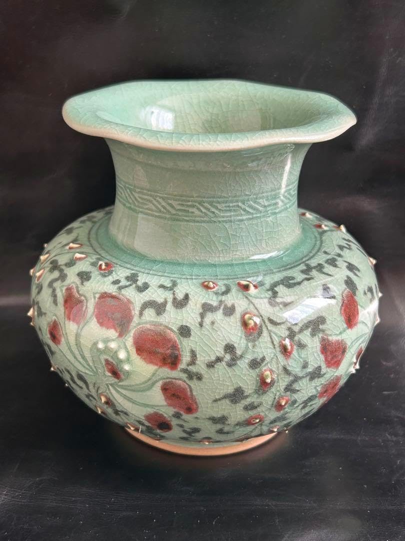 美しい古美術蔵から可憐な花が咲き誇るかなり超可愛い花瓶壺が