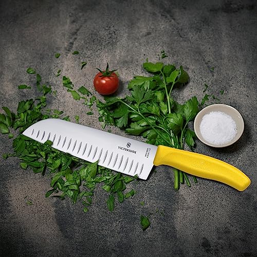 Victorinox Swiss Classic Santokumesser, Messer Asiatischer Art, Extra Scharfe Klinge, Kullenschliff, 17 cm, Rostfreier Stahl, Blister, Gelb – Ansicht 4