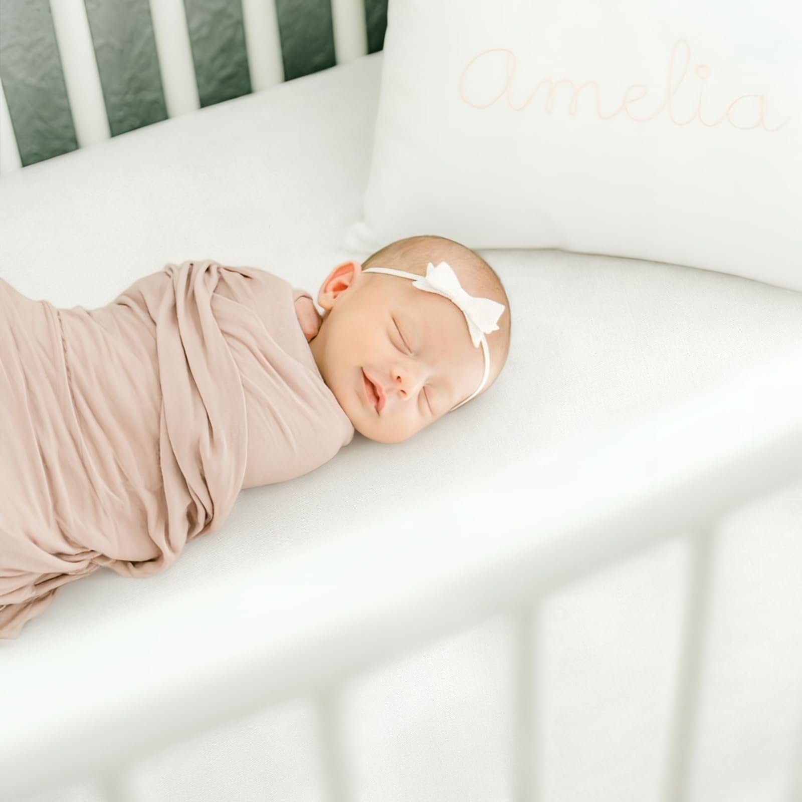 GRSSDER Juego de 2 sábanas bajeras elásticas ultrasuaves para cuna, ajuste universal, para todas las almohadillas de colchón estándar para cuna, seguras y cómodas, color blanco/rosa