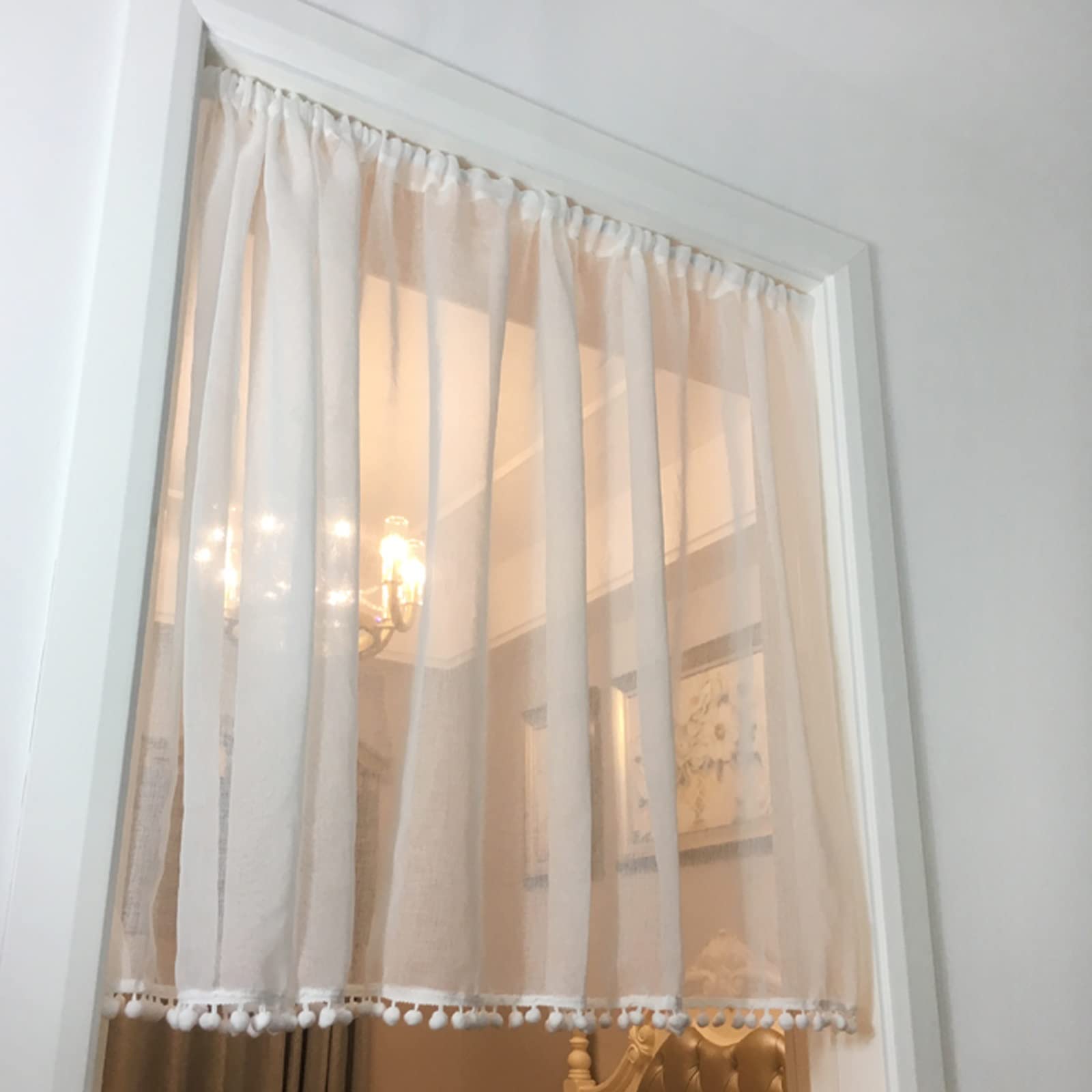 Chambre à coucher lumineuse sans vis-à-vis grâce au rideau court
