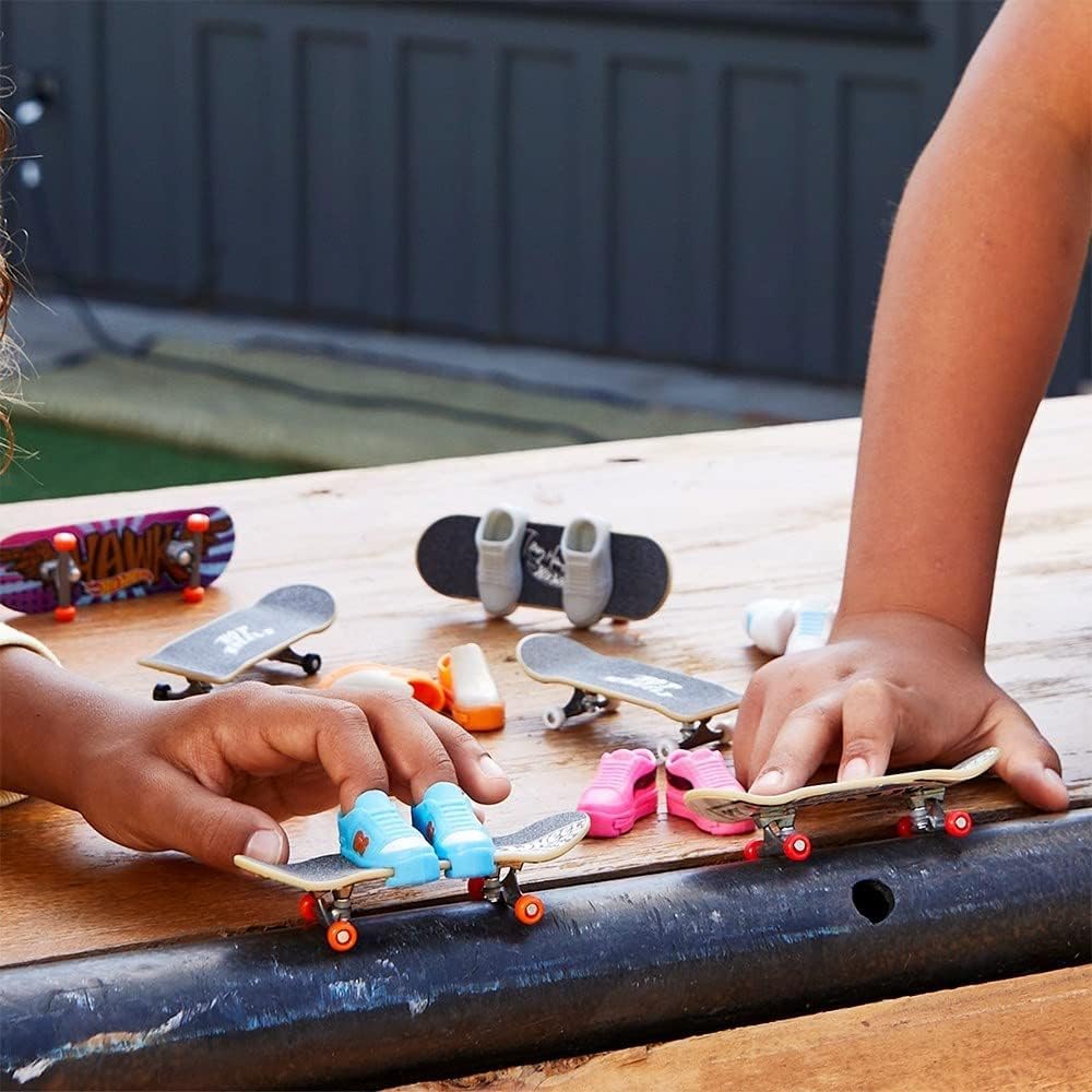 Hot Wheels Skate Véhicule Jouet Trottinette Warner Bros avec Tennis pour Enfants de 5 Ans et Plus