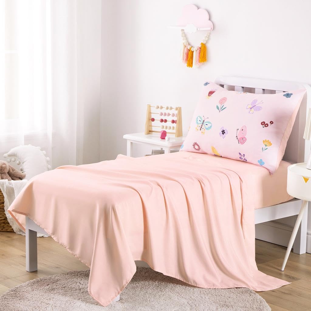 Wake In Cloud - Juego de ropa de cama infantil para niñas, juego de cama suave de 4 piezas para cuna que incluye edredón, sábana bajera, sábana encimera y funda de almohada, flores de mariposa en rosa