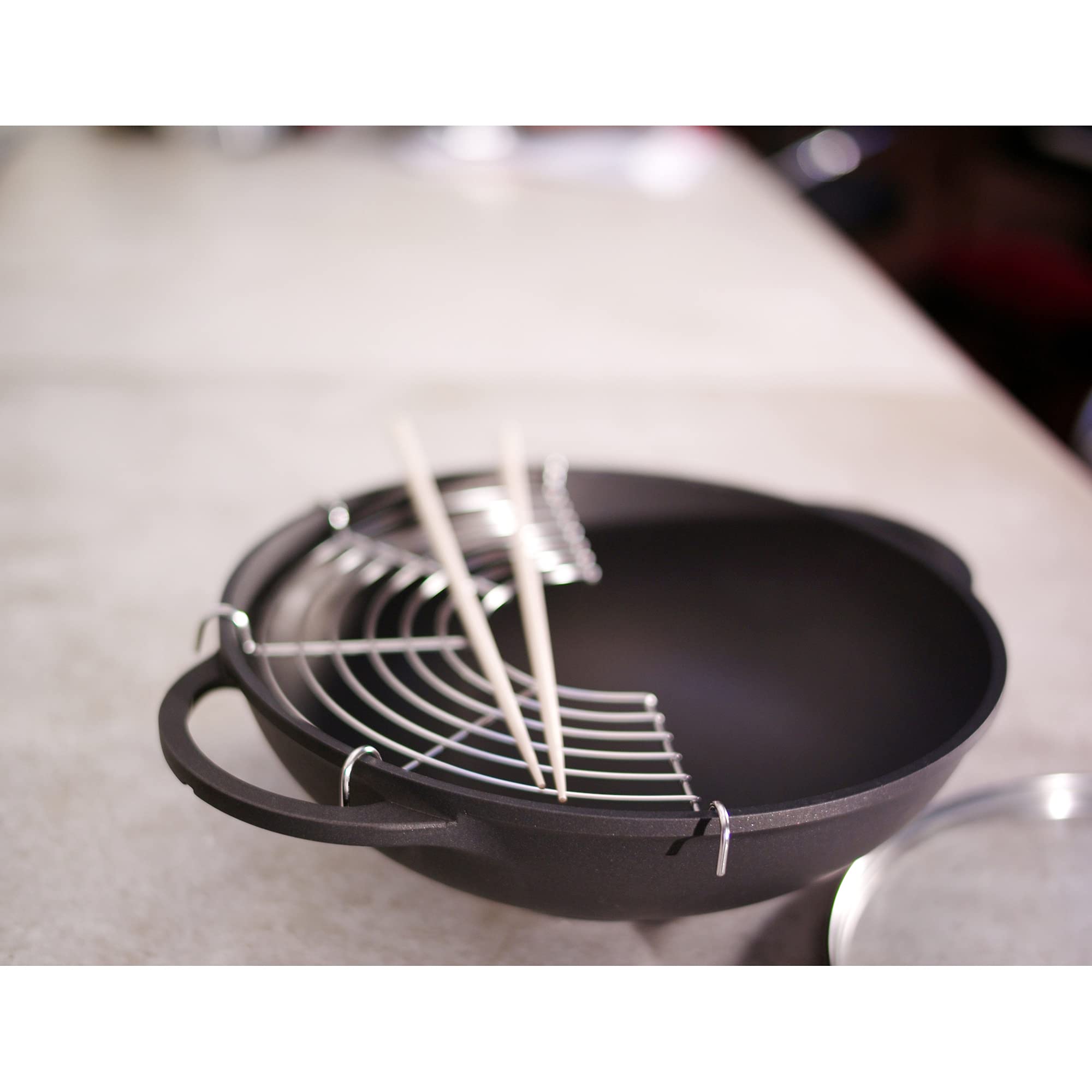 Berndes Classics Wok Bonanza 32 cm, Wokpfanne mit Glasdeckel und Stäbchen, 3-lagiger Antihaftversiegelung und Holzgriff, robuster Aluguss, antihaft beschichtet, grau