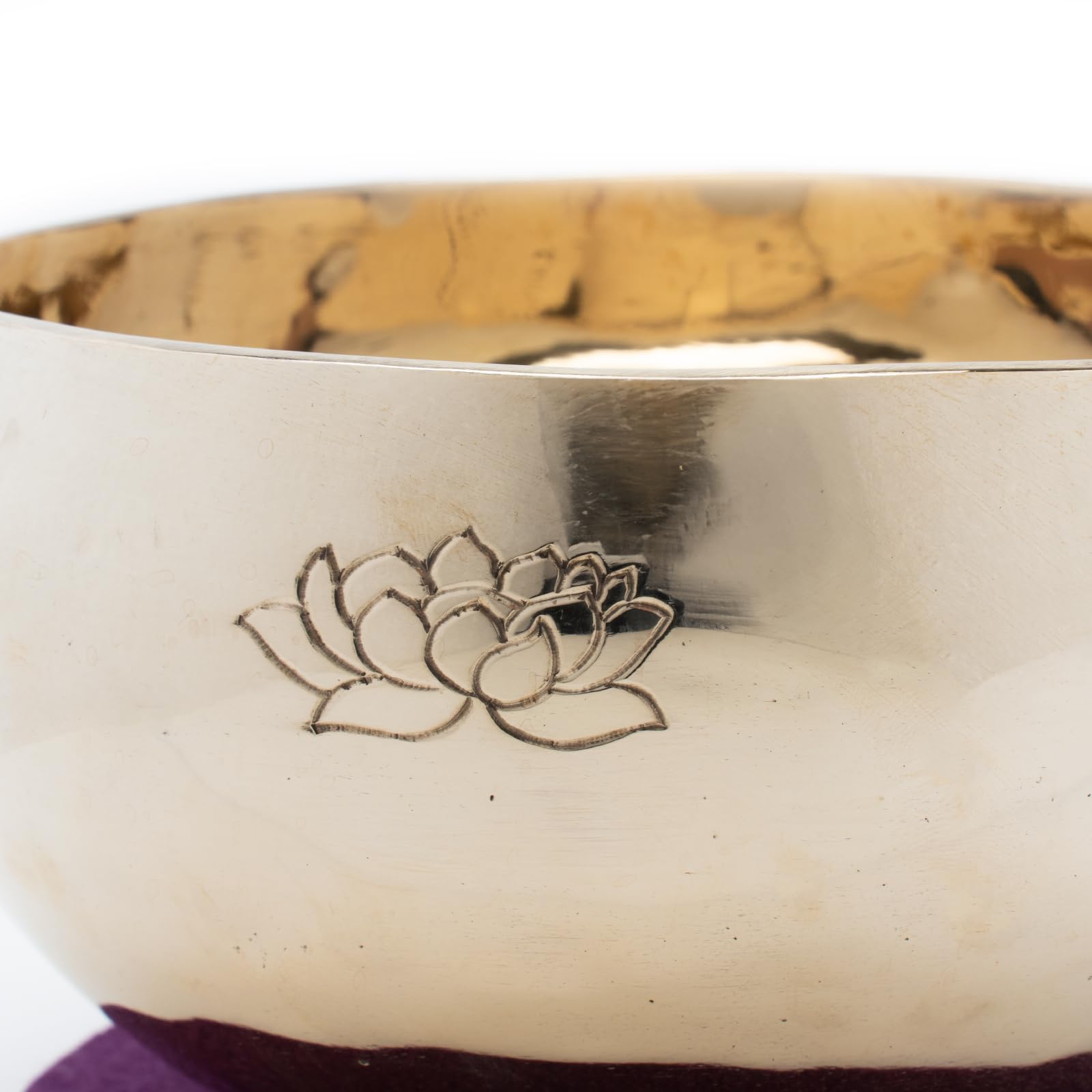 Klangschale, 750-800g mit Lotus-Gravur, handgeschmiedet | Fair Trade aus Nepal, für Meditation und Yoga, inkl. Zubehör
