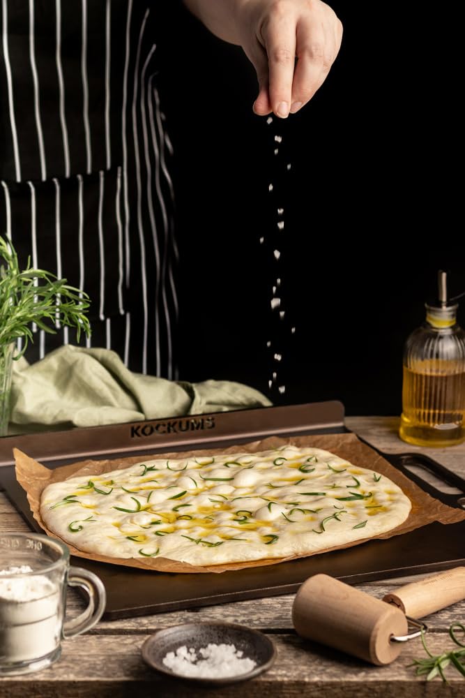 Kockums Jernverk Pizzastahl mit Kante 37x32 cm – Backstahl Pizzaplatte Brotbackstein Pizzastein Alternative – 6 mm Karbonstahl – PFAS-frei – Gasgrill Grill Backofen Herd offenes Feuer – Made in Sweden
