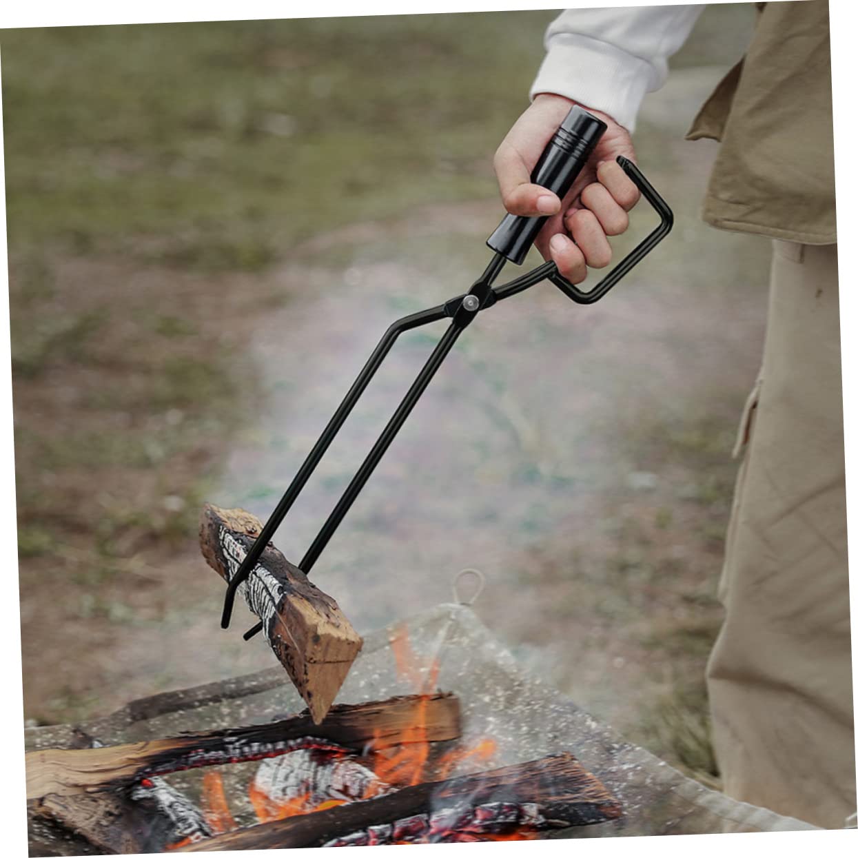 Pinza per Carbone Barbecue in Ferro Manico lungo Legno | Impugnatura Stabile, Nero, Accessorio Pratico per Brace in Cortile e Cena in Famiglia