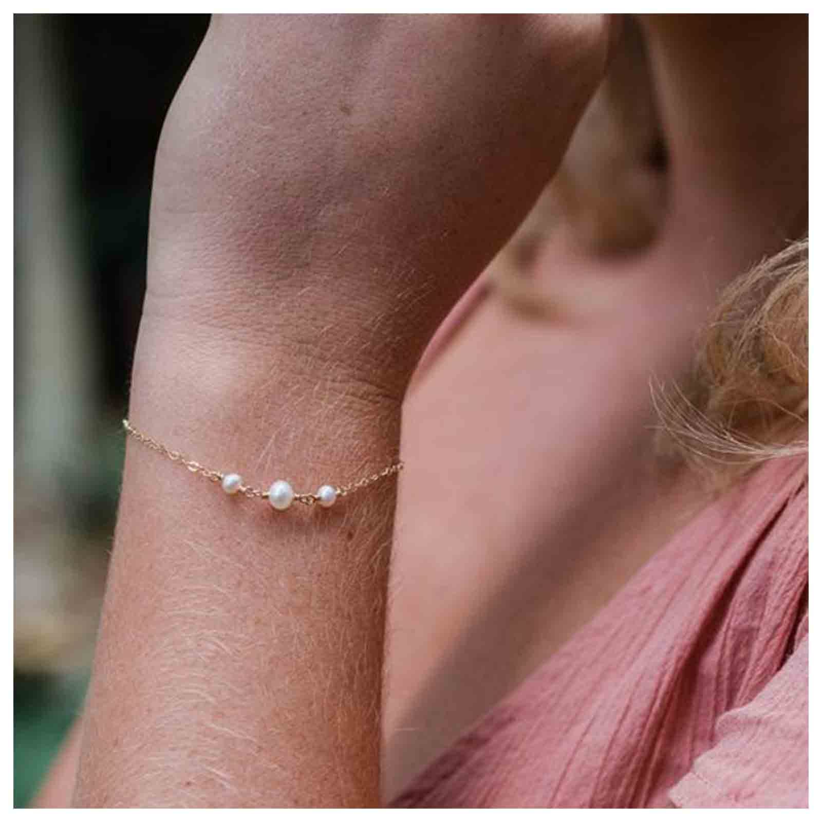 YheakneBoho Tiny Pearl Bracelet Gold Three Pearl Chain Bracelet Freshwater Pearls Bead Bracelet Everyday Bracelet Minimalist Hand Chain Jewelry for Women and Girls Bridesmaid Gifts (Gold)