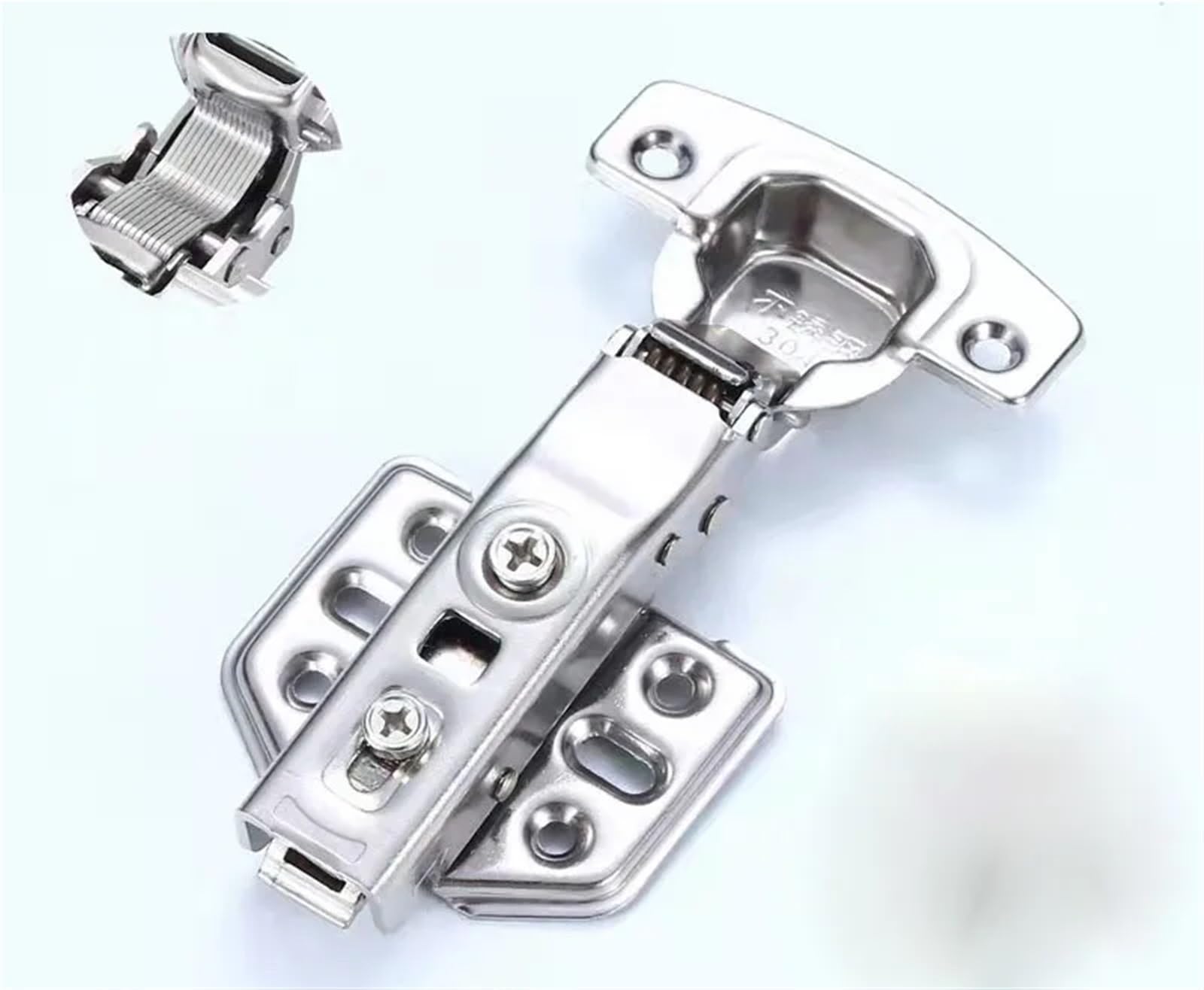 Charnière hydraulique anti claquement pour réparer un placard de cuisine