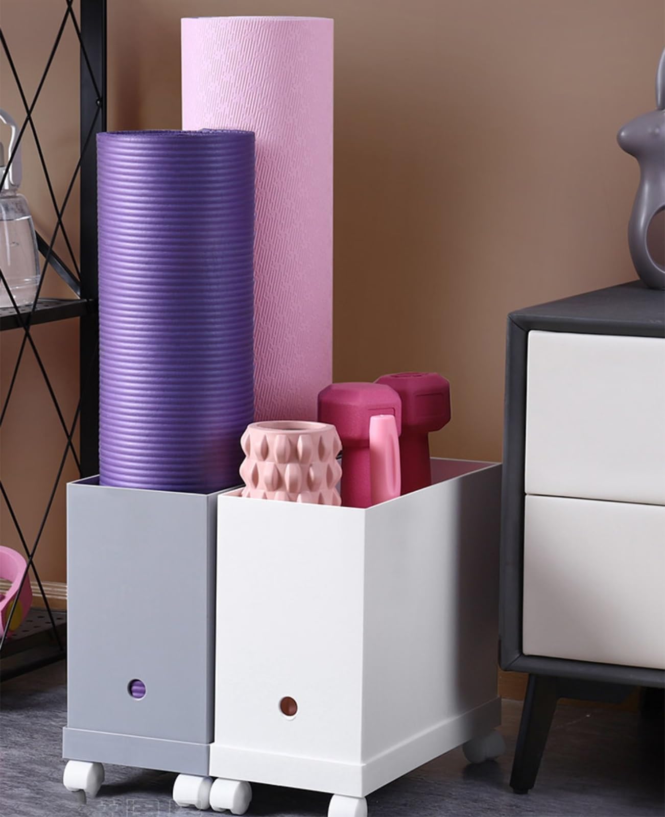 Soporte para Esterilla de Yoga, Estante de Almacenamiento con Ruedas, Soporte de Gran Capacidad para Rodillos de Espuma, Bloques de Yoga y Bandas de Resistencia, Organizador de Gimnasio en c