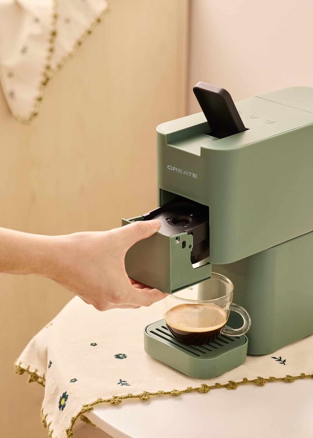 CREATE / THERA STUDIO/Caffettiera multicapsula espresso e caffè macinato verde sage/pannello di controllo touch, 19bar, programmabile, 3 adattatori intercambiabili, sistema antivibrazione, 1450 W