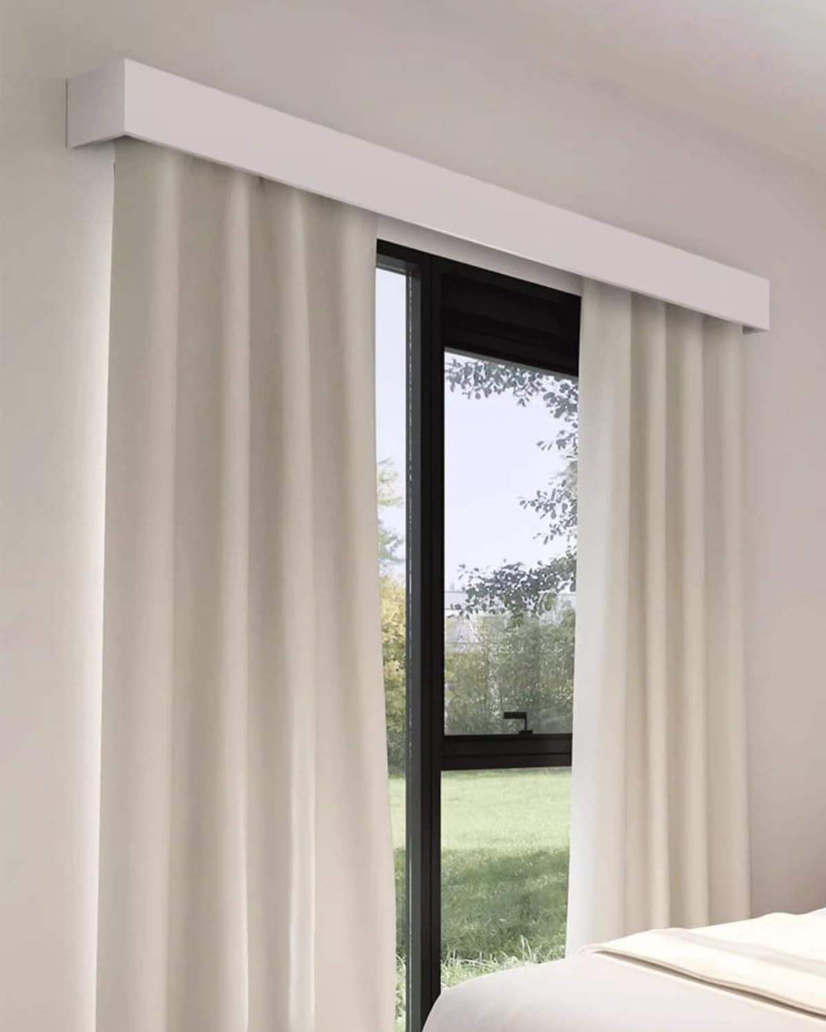 Cette Tringle à Rideaux Murale en Aluminium Robuste, avec Son Panneau cantonnière intégré, Offre Une Ouverture et Une Fermeture fluides et Un Style élégant pour Vos Rideaux de Chambre et de