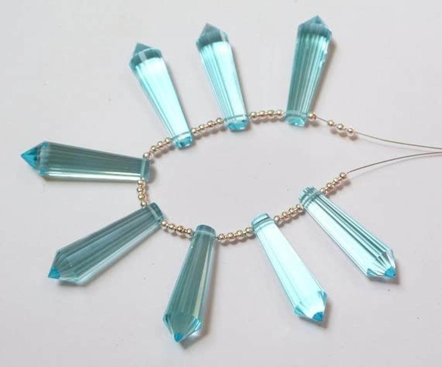 Quartz aqua facetté contre les bijoux ternes : lot de 8 briolettes