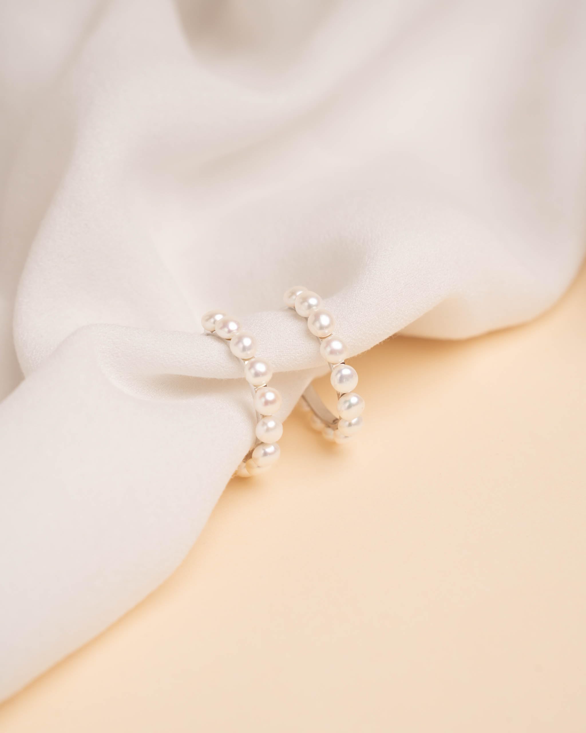 Orecchini a Cerchio di Perle Coltivate d'acqua dolce bianche da Donna di SECRET & YOU - Argento 925 con 13 perle Button di 4-5mm.