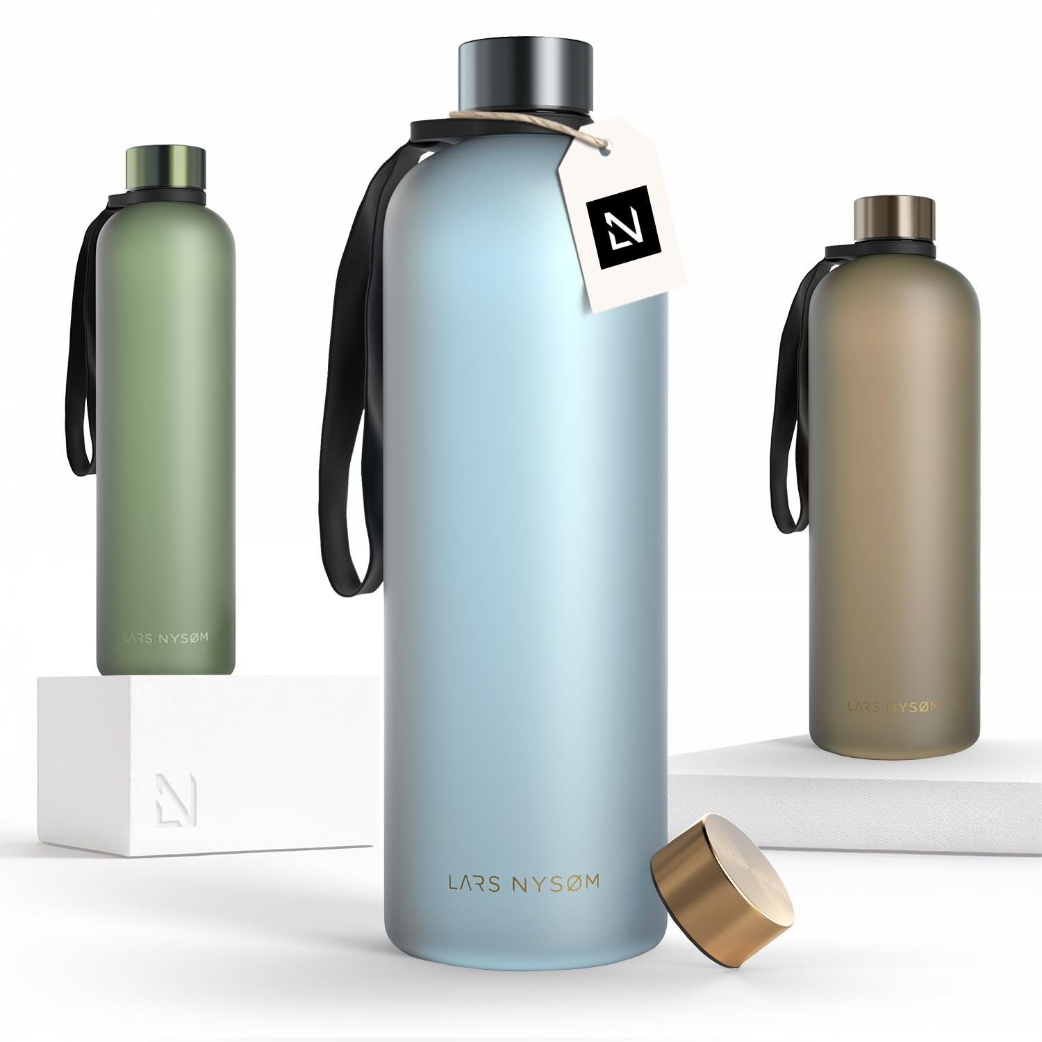LARS NYSØM Trinkflasche 1 5l | Wasserflasche 1500ml | Ultraleichte Tritan Sport Flasche auslaufsicher, Kohlensäure geeignet - für Sport, Büro, Yoga | 2 Deckel inkludiert (Blue - Gold, XL 1500ml)