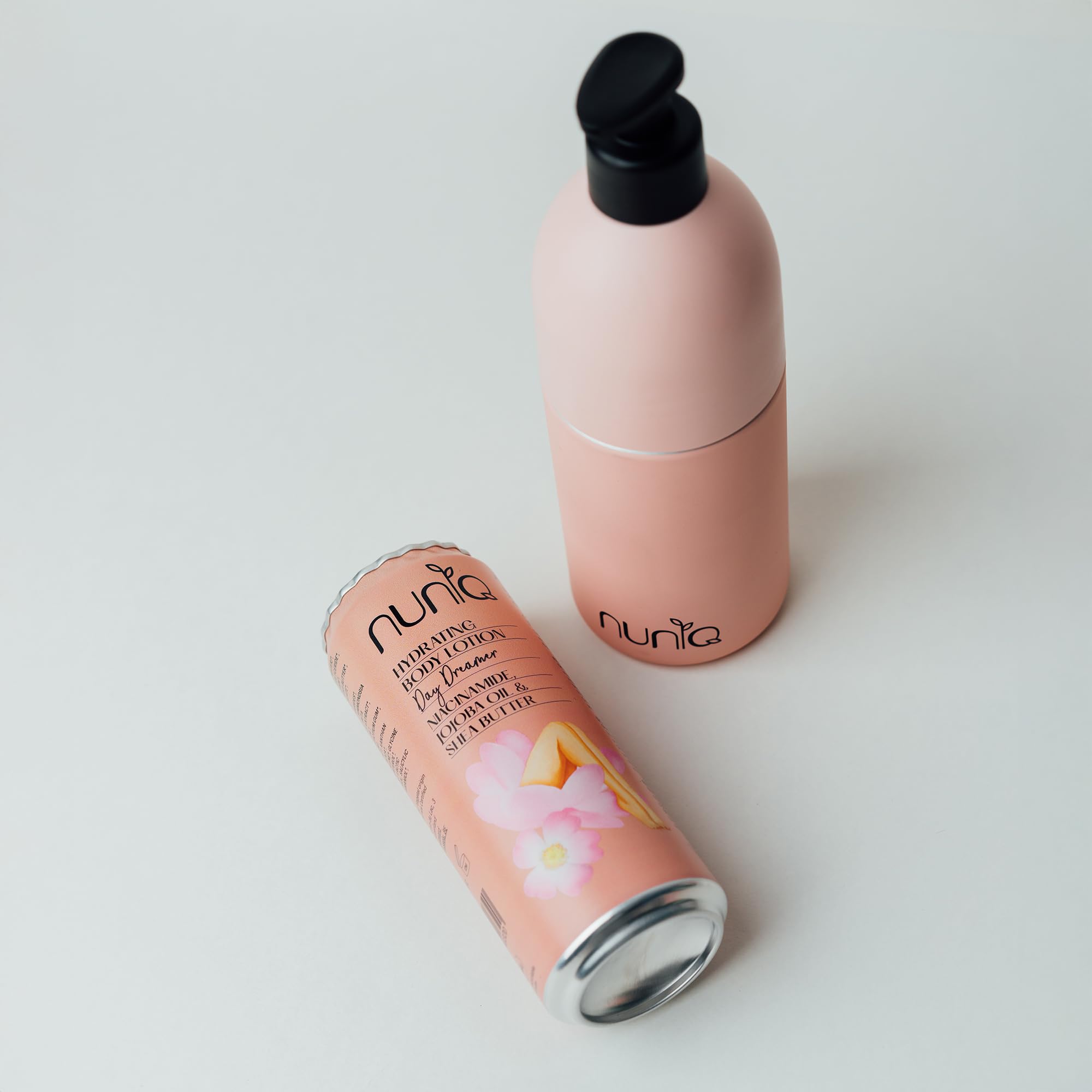 Crema Hidratante Corporal Natural 330ML + Dispensador Reutilizable | Vegana con Niacinamida, Jojoba y Karité | Sin Tóxicos | Loción Corporal Piel Seca y Sensible | Refill Sostenible Nuniq