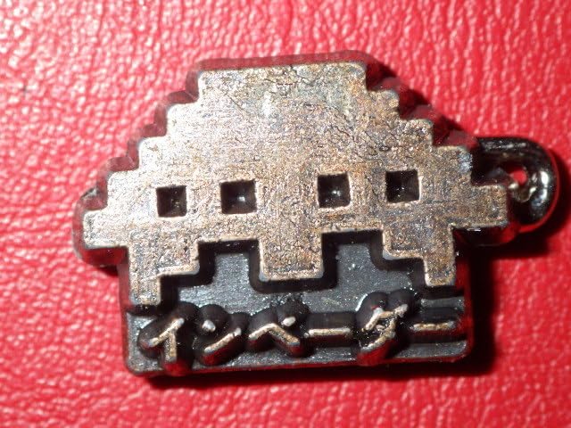 Amazon | 一撃 70'S スペースインベーダー 超合金 バッジ 7 UFO 宇宙人