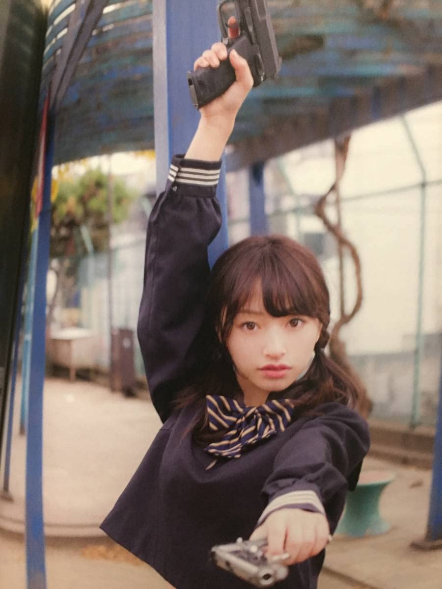 Amazon.co.jp: 古本 帯無 写真集 ツインテールと機関銃 YURA 神谷