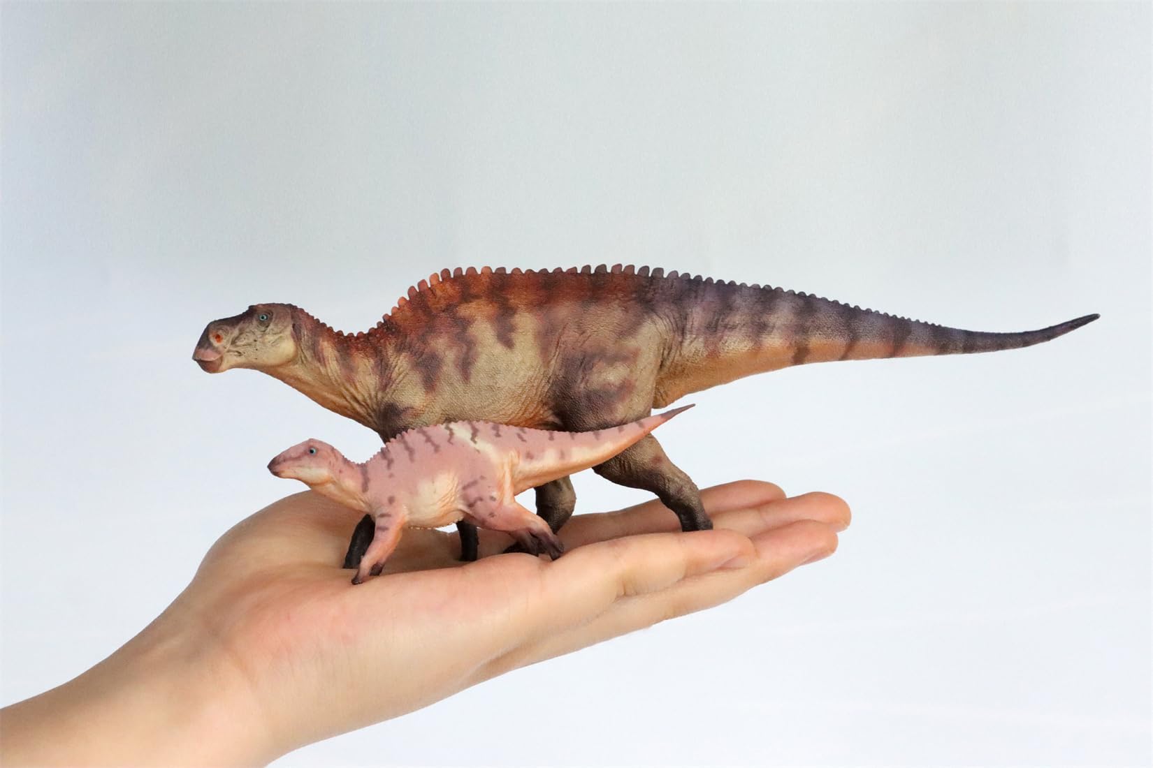 AMITD Figura de acción de dinosaurio de Maiasaura Mother and Son a escala 1:35 (rojo con caja)