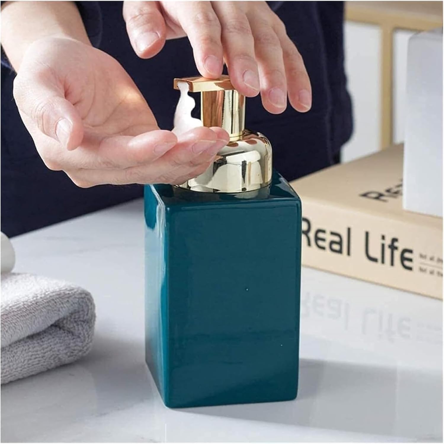 Seifenspender, Badezimmer, Flasche, eleganter Keramikschaum mit goldenen Pumpflaschen, 420 ml.(White)