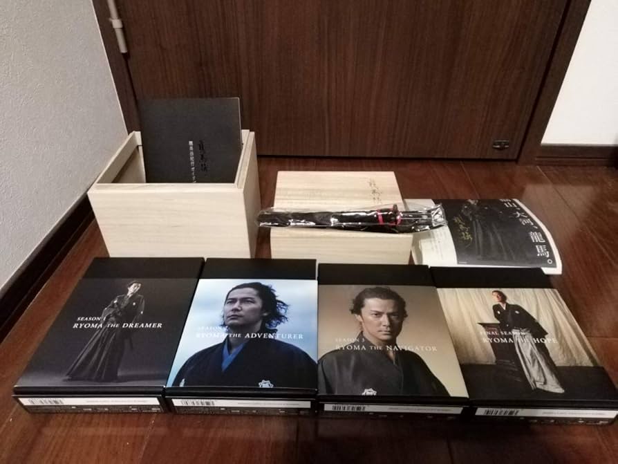 Amazon.co.jp龍馬伝 DVD-BOX 初回限定版 桐箱 家紋入り刀箸
