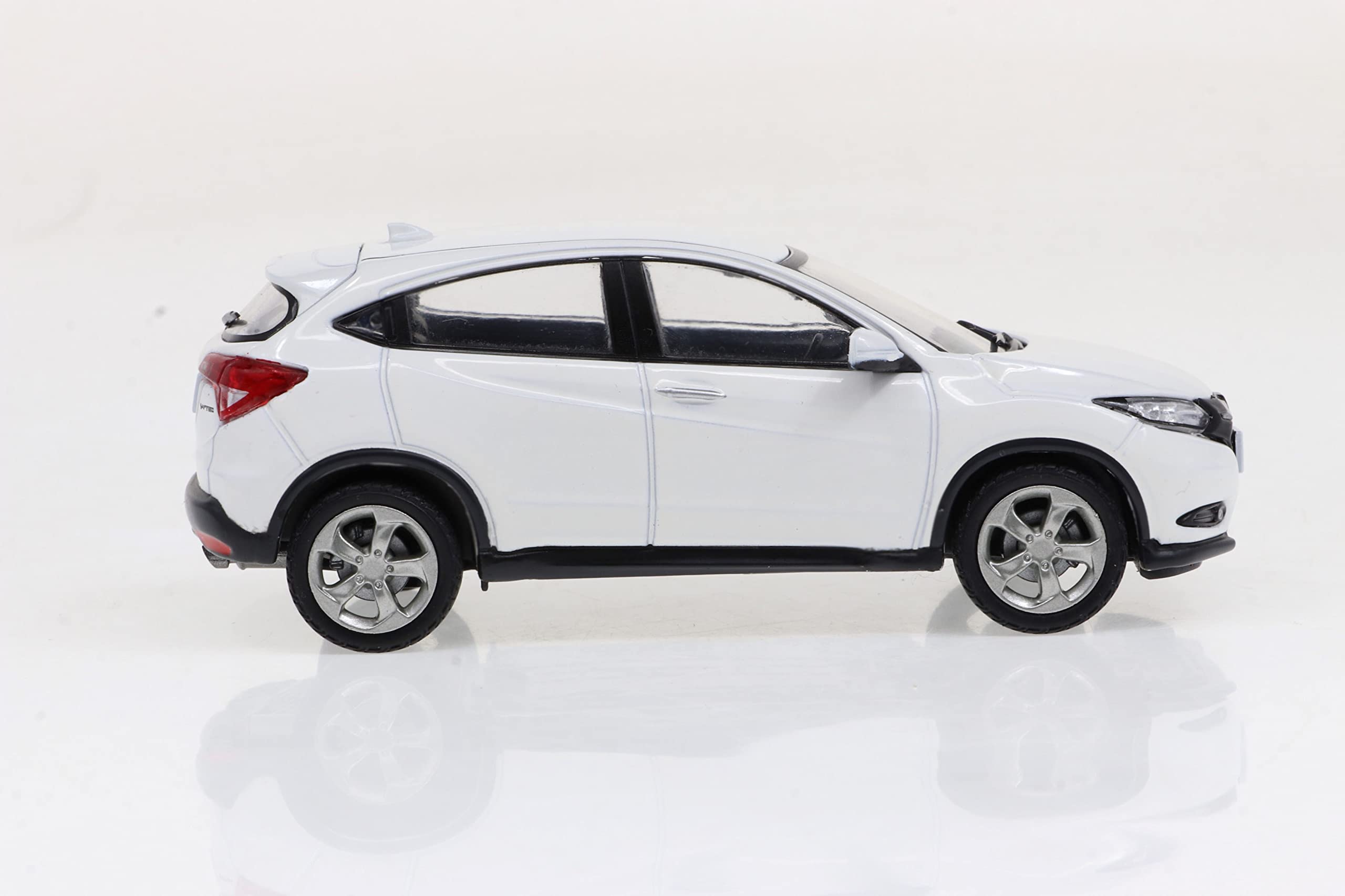 Amazon.co.jp: FIRST: 43 1/43 Honda Vezel 2015 White Finished