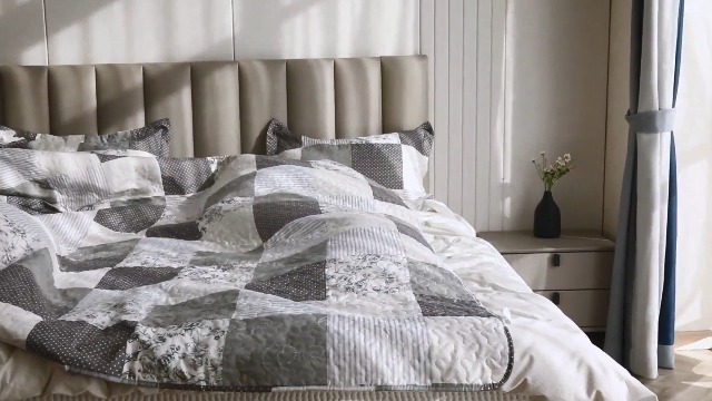 King Size Quilt Set - 100% Cotton Grey Damask Floral Reversible Bedspread, 3-Piece Lightweight