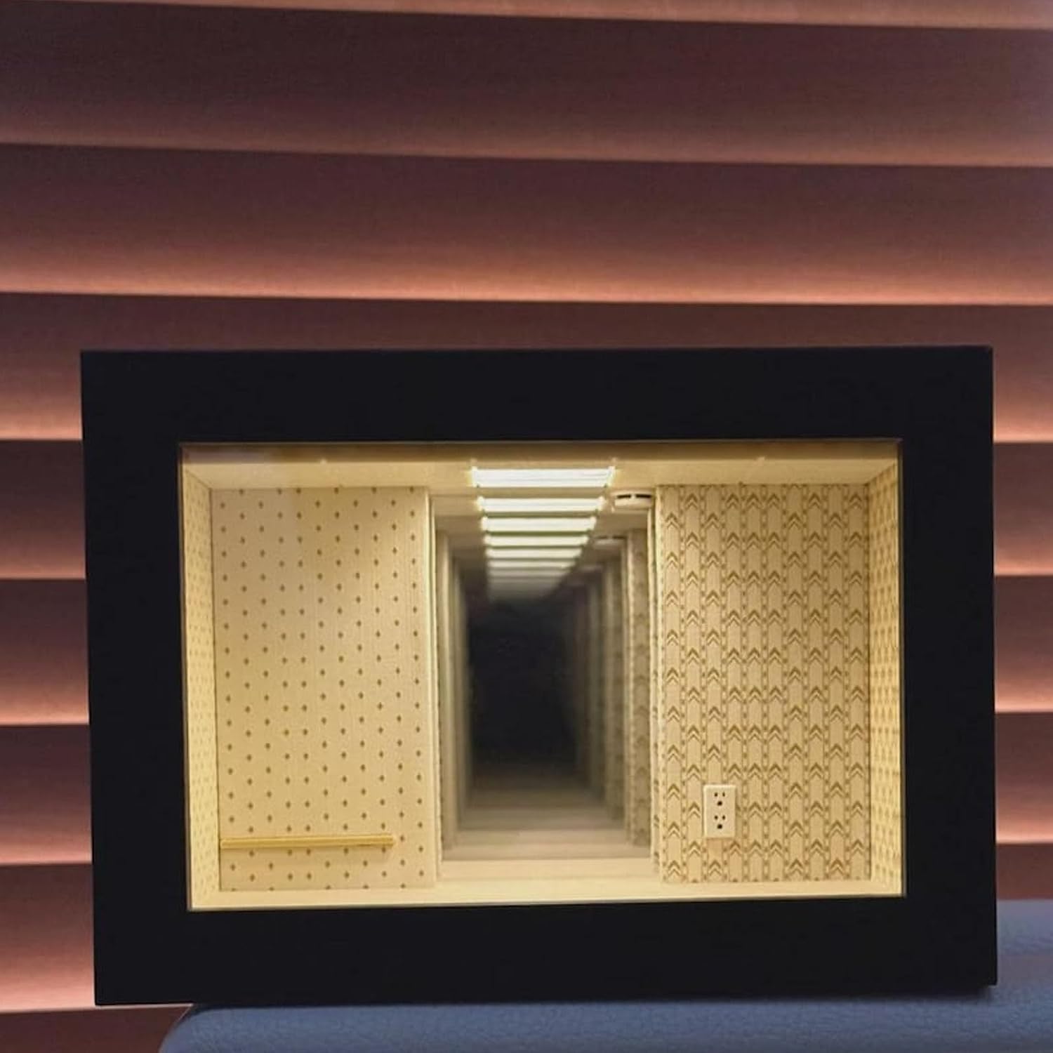Miniaturowe pudełko dioramy z podświetleniem LED, podświetlana lampka nocna z liminalną przestrzenią, dekoracja biurka dla fanów horrorów, graczy, kolekcjonerów, ładowana przez USB, 1 szt