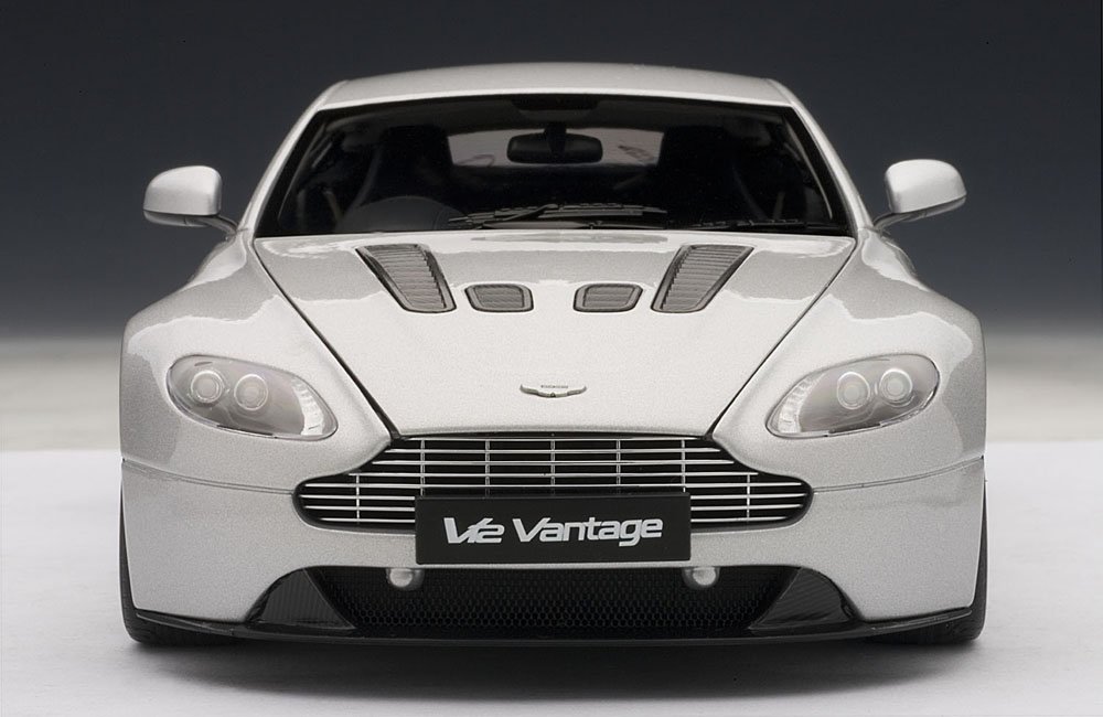 絶版未開封品オートアート1/18アストンマーティンVANTAGE V12 GT3 絶版未開封品オートアート1/18アストンマーティンVANTAGE V12 GT3