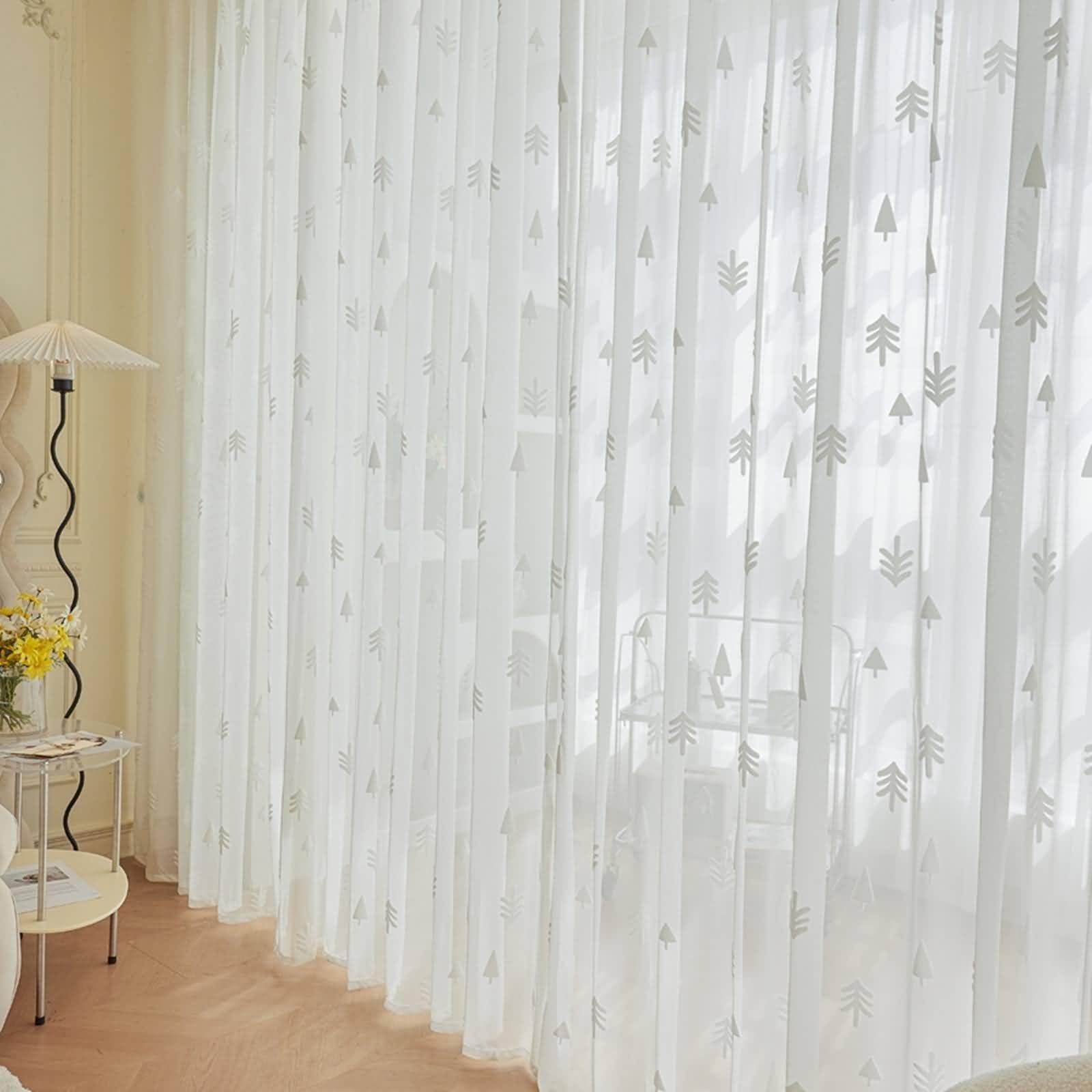 Rideau transparent salon à motif d'arbres pour une ambiance lumineuse et apaisante