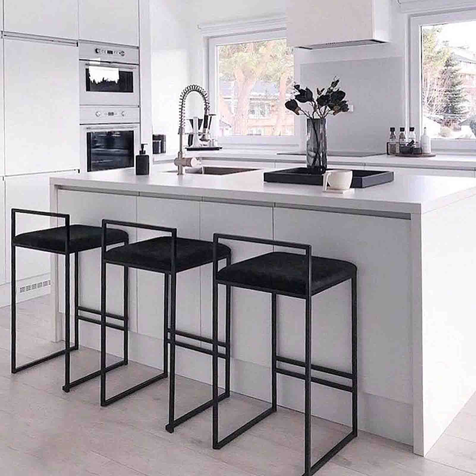 Tabourets de bar haut de gamme velours noir et design moderne de prestige