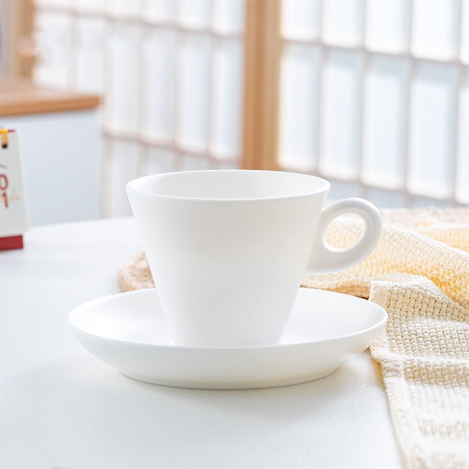 Biały łój Jade Porcelanowa filiżanka do espresso ze spodkami Porcelanowy kubek do kawy Elegancki europejski urok Ceramiczne filiżanki do kawy, kubki do herbaty(One Color Medium)