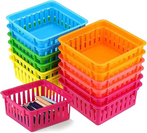 Fulanfudi Paquete de 24 canastas de plástico pequeñas y coloridas para el aula, canastas pequeñas de plástico coloridas para el aula, 24 cestas de