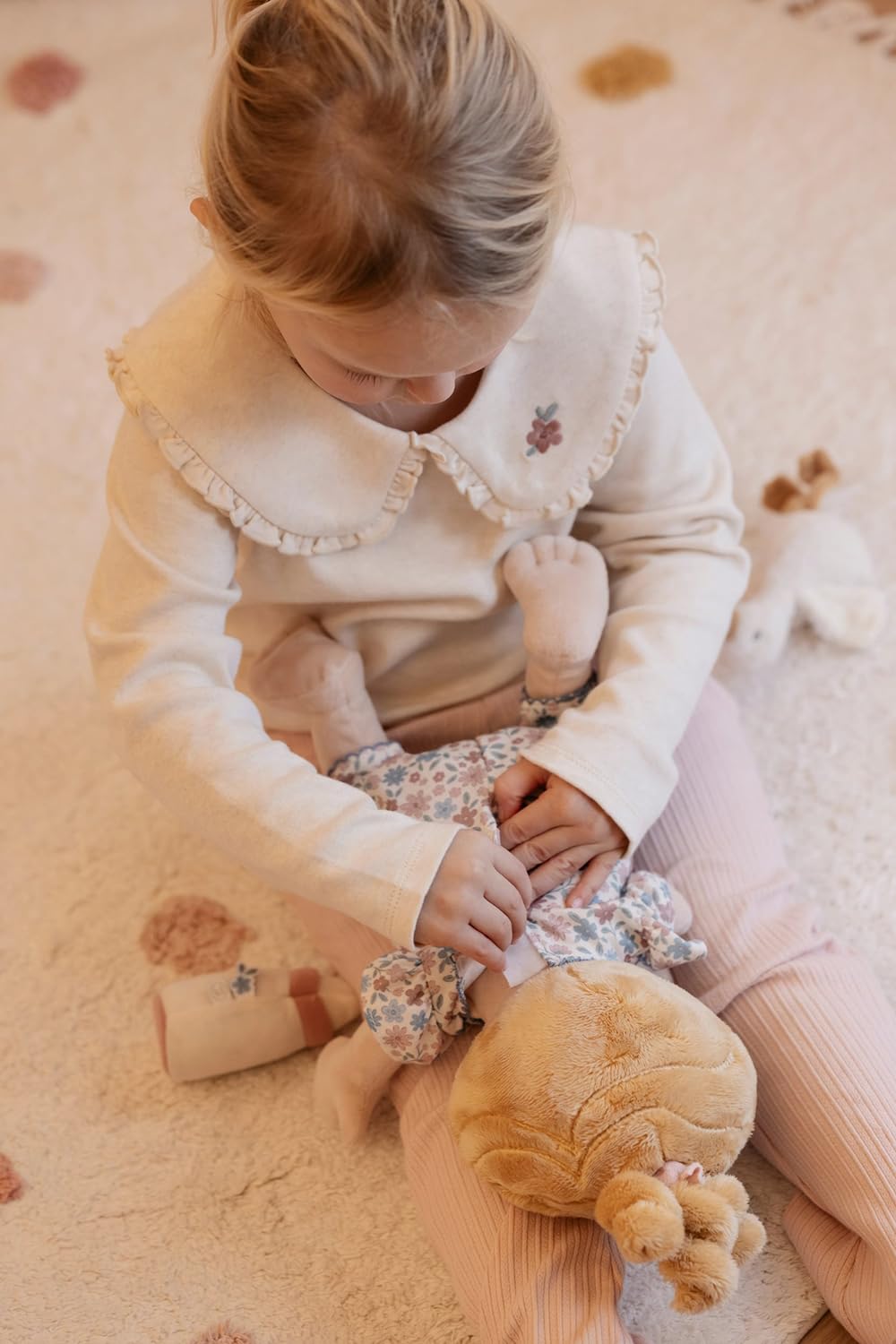 Little Dutch Muñeca de tela Julia – Juego de muñecas – Manos magnéticas – con botella magnética – Incluye pelele y peluche de ganso – para niñas a partir de 12 meses