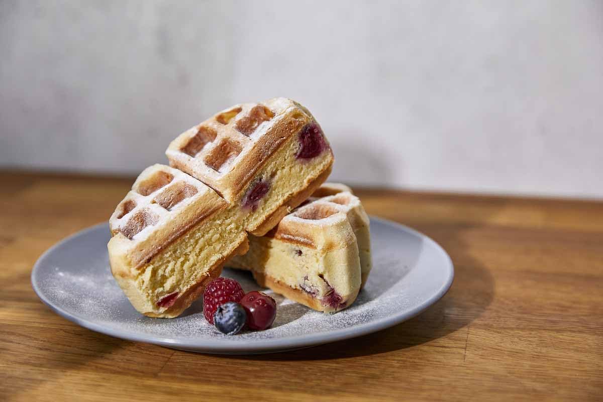 Cloer 6150 Waffelkucheneisen für gefüllte Waffelkuchen, bis zu 5 cm hohe Waffel, 11,5 cm Durchmesser, höhenverstellbarer Abstandsring, Antihaftbeschichtung & Kontrollleuchte, PFAS-frei, Schwarz, 800 W