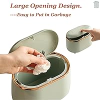 Vista 4 de Mini bote de basura para encimera con tapa, papelera de plástico con 3 rollos de bolsas de basura, mini contenedor de escritorio de 1.5 litros