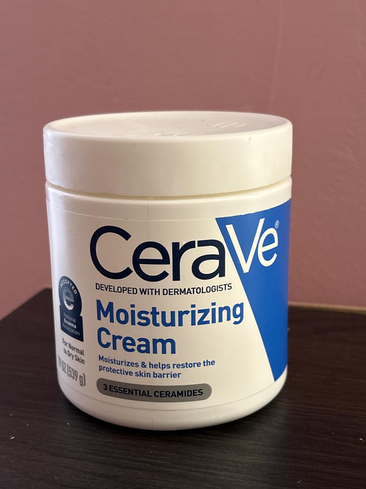 CeraVe Moisturizing Cream, Body and Face Moisturizer for Dry Skin, Body Cream with Hyaluronic Acid and Ceramides, Daily Moisturizer, Oil-Free, Fragrance Free, Non-Comedogenic, 19 Ounce