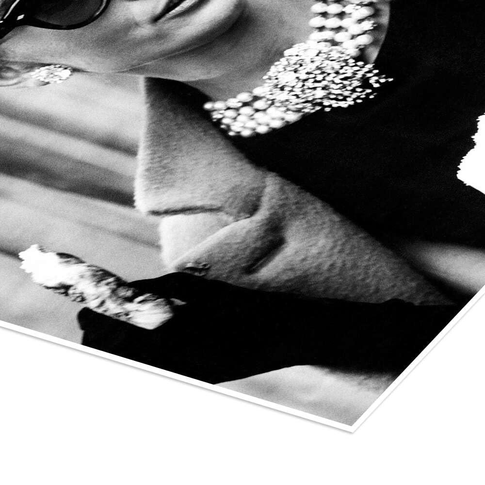 Posterlounge Colazione da Tiffany, Audrey con Occhiali da Sole Poster | 100 x 130 cm Nero e Bianco Quadri Decorazione per pareti