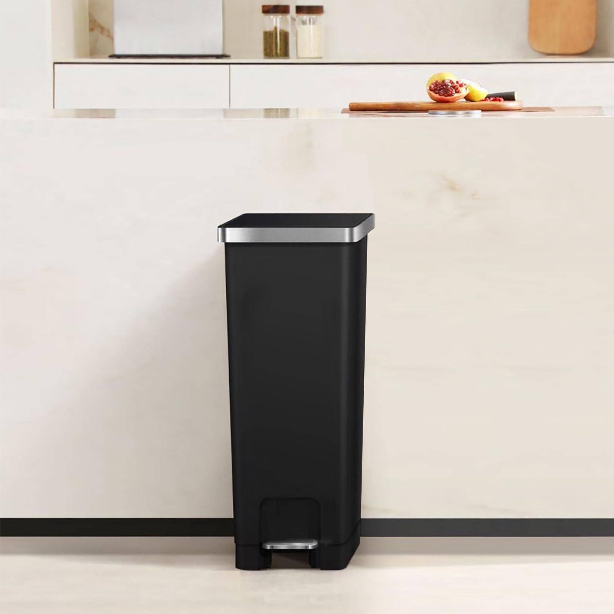 EKO Hana | Cubo de Basura Cocina 30L Negro con Pedal y Cierre Suave | Papelera de Plástico Moderna y Compacta para Cocinas Ordenadas