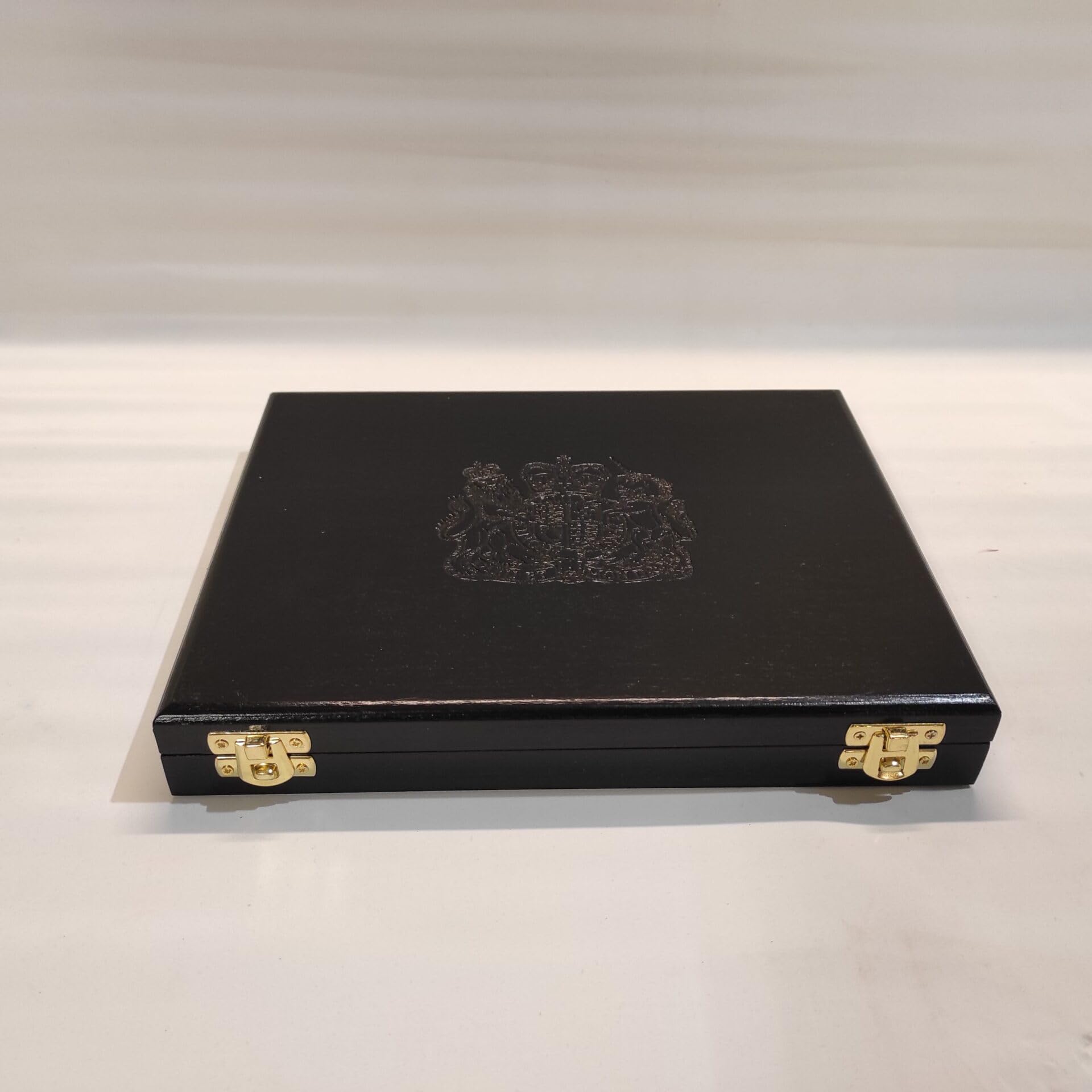 Caja para monedas de colección en madera con escudo real del Reino Unido, 12 compartimentos para cápsulas Quadrum, terciopelo negro, hecha a mano en Italia