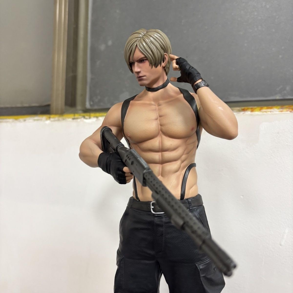 REOZIGN Leon-Figur, nackter Torsojäger, Leon Scott Kennedy, Anime, 32 cm, aus PVC, Handwerk, Souvenirs für Anime-Fans, Geschenke