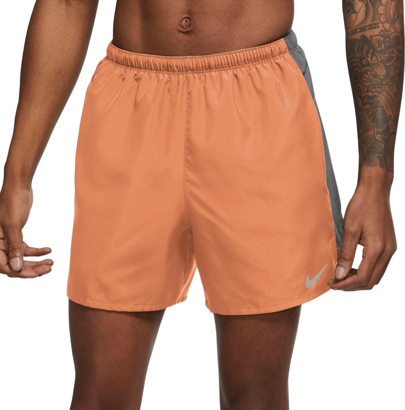 NIke Challenger - Pantalones cortos para correr con forro para hombre, 12,7 cm, color naranja