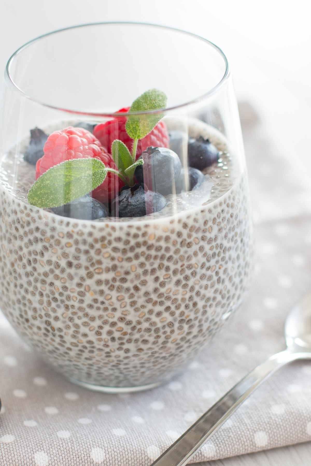 Raw Farm - Graines de chia noires crues 1 kg - Graines entières - Naturelles et non transformées - Ingrédient polyvalent pour cuisine et pâtisserie
