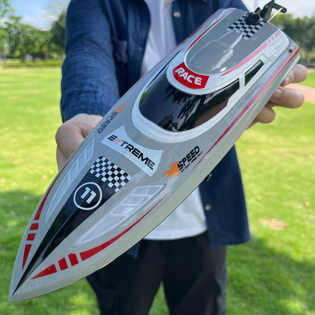 Barca telecomandata, 2,4 G impermeabile RC Speedboat con luci LED, 30 minuti di gioco, 30 km/h, barca da corsa RC per piscine e laghi (versione RTR/grigio)